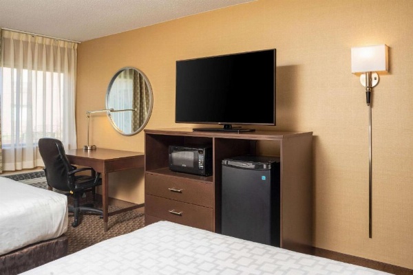 Clarion Pointe Harrisonburg image 13