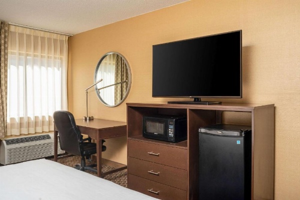 Clarion Pointe Harrisonburg image 14
