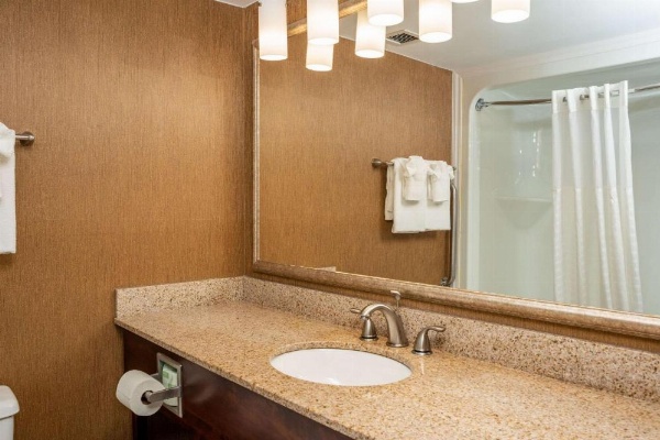 Clarion Pointe Harrisonburg image 17