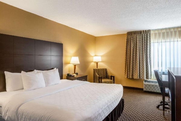 Clarion Pointe Harrisonburg image 18