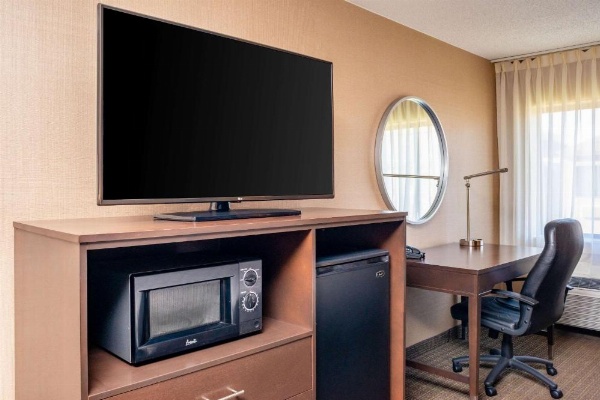 Clarion Pointe Harrisonburg image 21