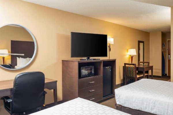 Clarion Pointe Harrisonburg image 23