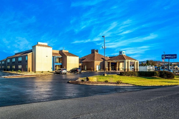 Clarion Pointe Harrisonburg image 4