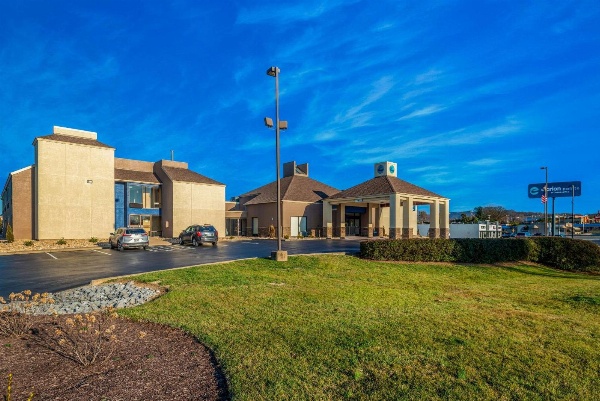 Clarion Pointe Harrisonburg image 5